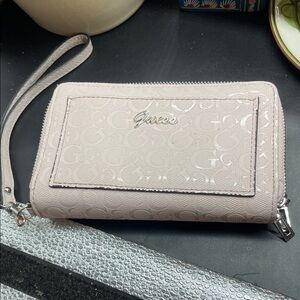 Women’s Guess Wristlet Wallet Purse dusty pink